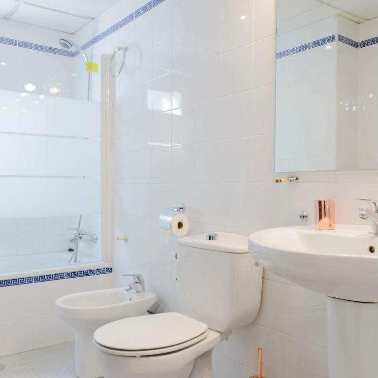Mezquita Apart. with Free Parking - Apartamento de 3 dormitorios - 30