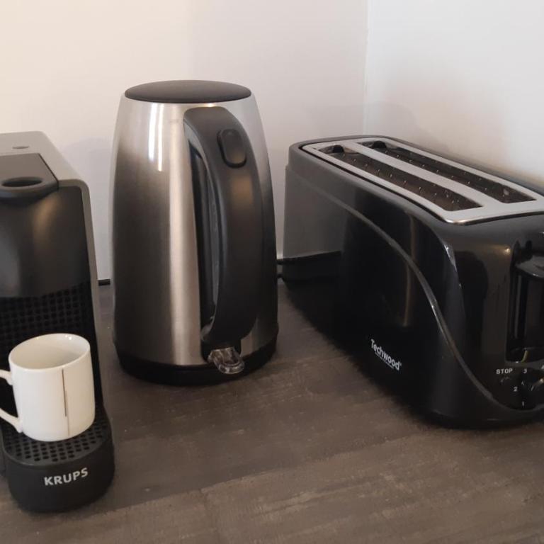 "Monplaisir", parking, espace de travail avec wifi, proximité commerces, gare, Université Lyon 3 , Tram T2, T4 et C25, idéal voyages d'affaires et tourisme - Studio - 26