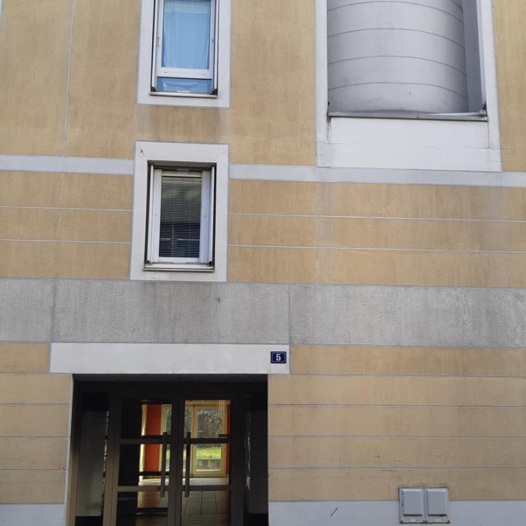 "Monplaisir", parking, espace de travail avec wifi, proximité commerces, gare, Université Lyon 3 , Tram T2, T4 et C25, idéal voyages d'affaires et tourisme - Studio - 28