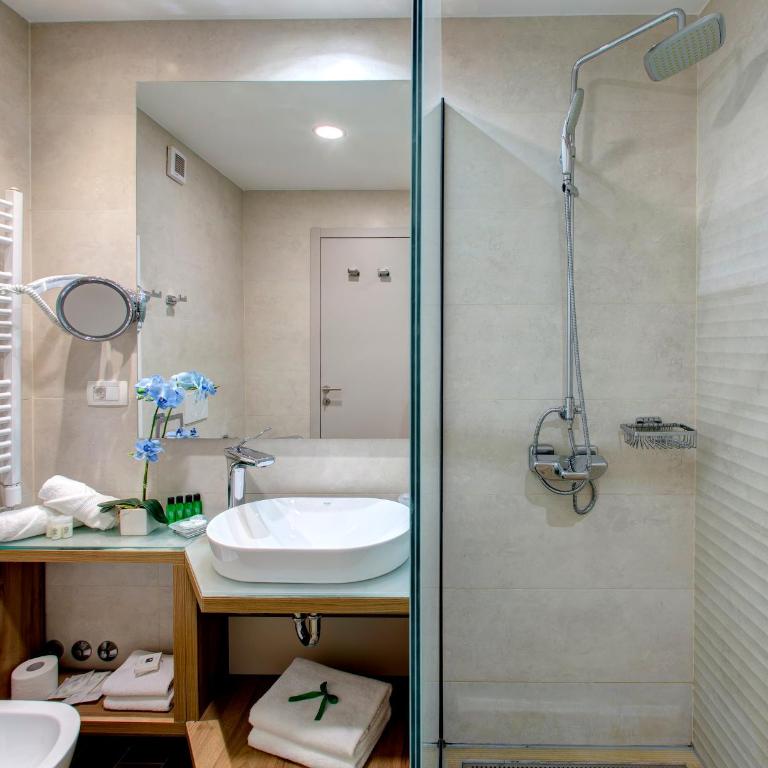 Hotel Eden - King Suite with Balcony - 10