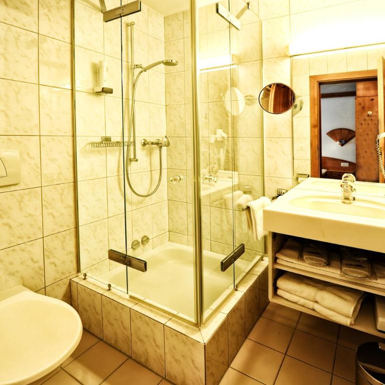 Alpin Sporthotel Bündnerhof - Standard Doppelzimmer mit Balkon - 3