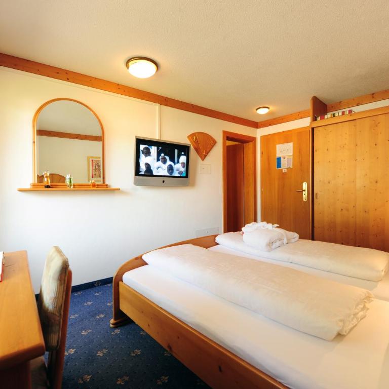 Alpin Sporthotel Bündnerhof - Standard Doppelzimmer mit Balkon - 5