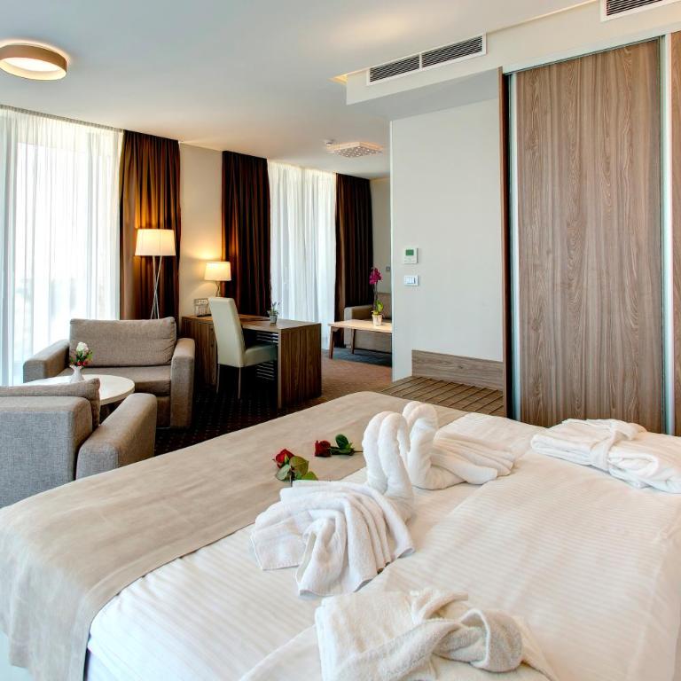 Hotel Eden - King Suite with Balcony - 11
