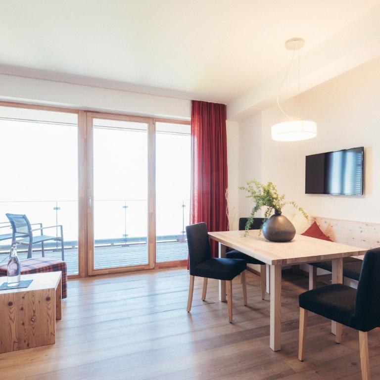 Alpinhotel Pacheiner - Apartment mit 2 Schlafzimmern, einem Balkon und Bergblick - 1