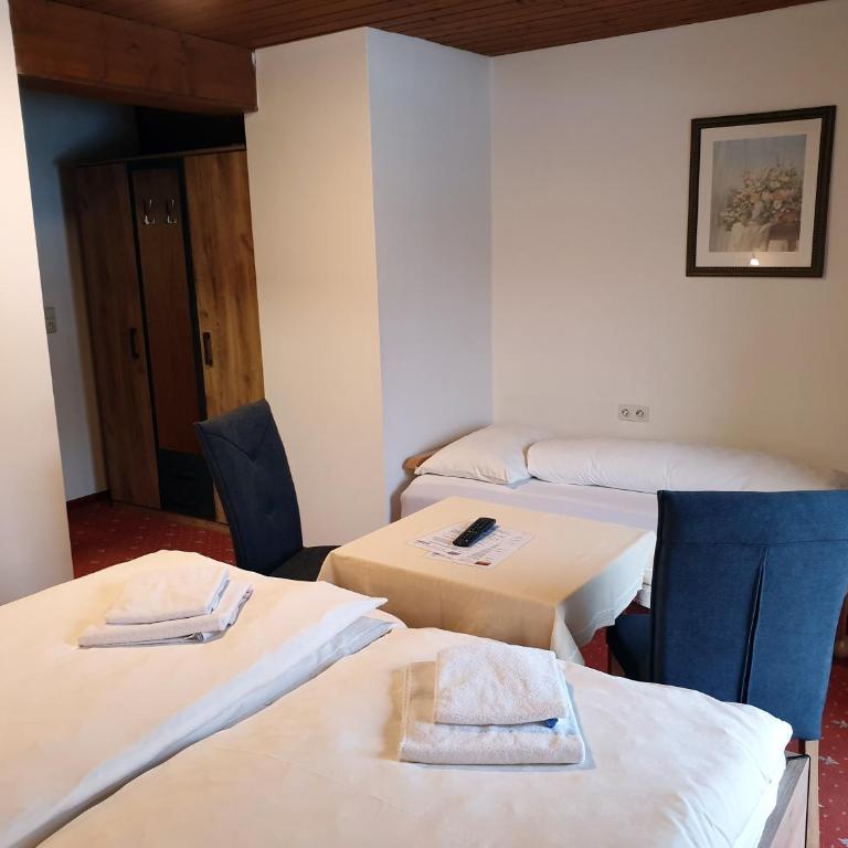 Landgasthof Hotel Zehenthof - Dreibettzimmer mit Balkon - 4