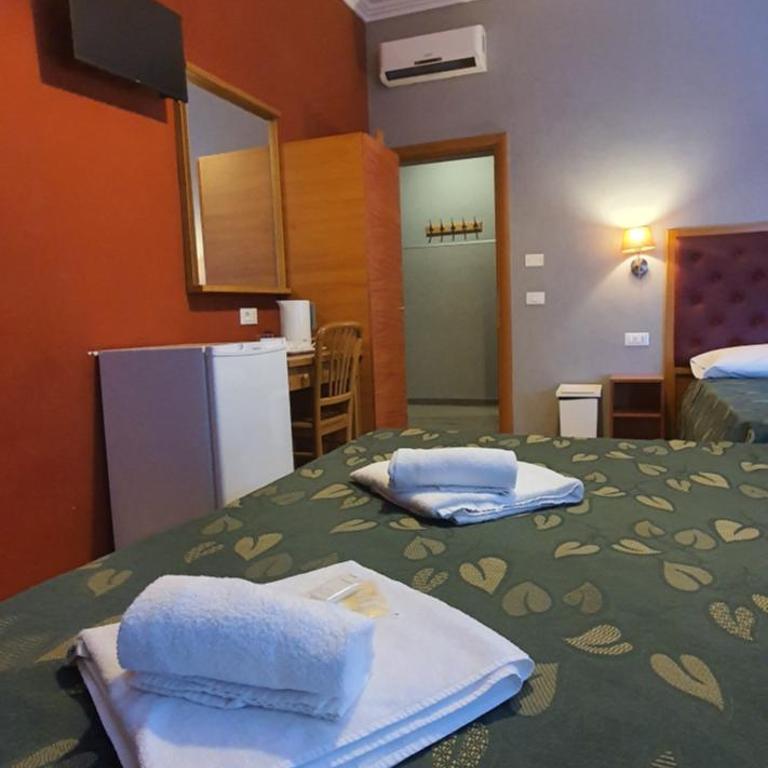 A&C Much More II - Triple Room with Bathroom - 27