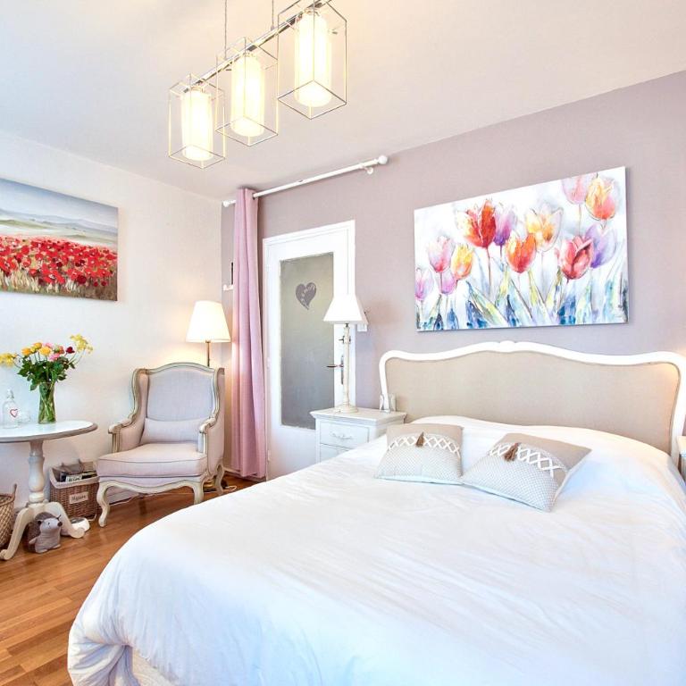! A découvrir ! NATURALBNB - Chambres d'hôtes zen au calme - Top confort et reposant - PARKING GRATUIT SECURISE - Garage vélos et motos - OFFERT COPIEUX PETIT DEJEUNER fait maison sucré-salé, local et bio - Accueil et convivialité garantis ! - Doppelzimmer mit Balkon - 3