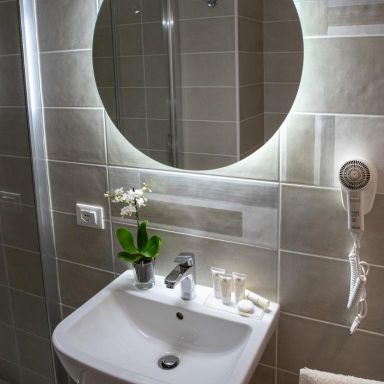 Porta Aragonese Luxury Rooms - Deluxe Double Room (2 Adults + 1 Child) - 13