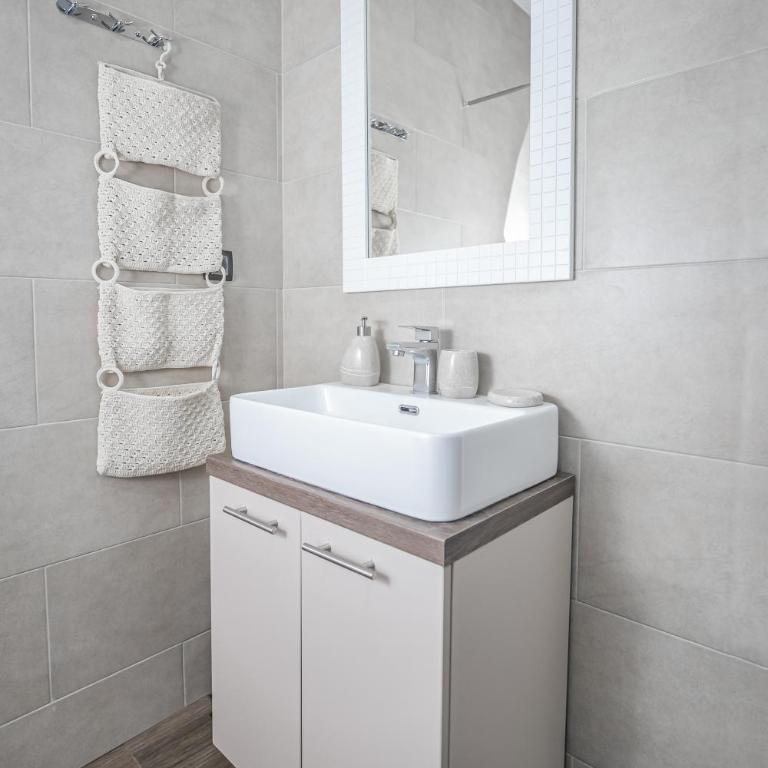Sky Cabin Apartments - FREE GARAGE - Studio with Mountain View - 9