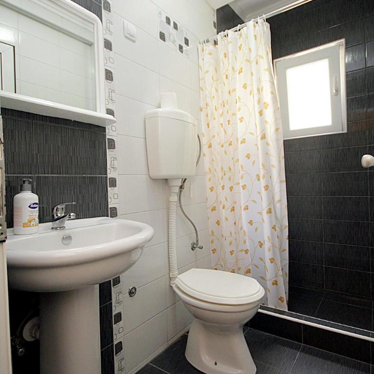 Villa Jupok - One-Bedroom Apartment with Balcony (5 Adults) - 2