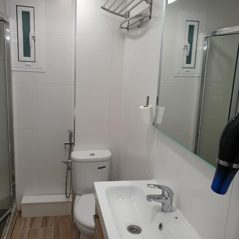 Spacious Apartment Madrid - Metro Barrio del Pilar - Three-Bedroom Apartment - 29