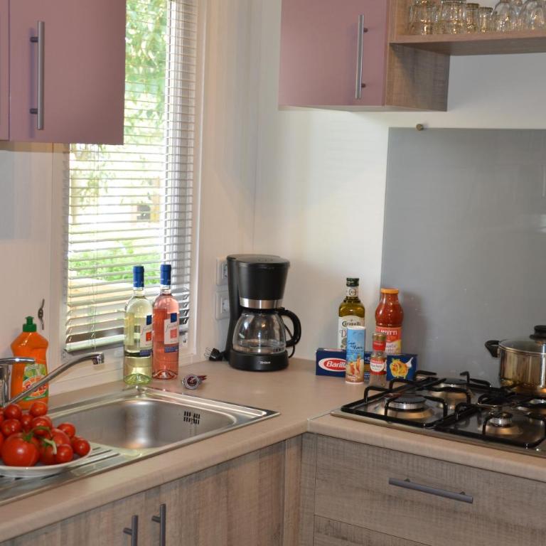 Happy Camp mobile homes in Camping Sènia Cala Canyelles - Casa Móvil Premium - 3