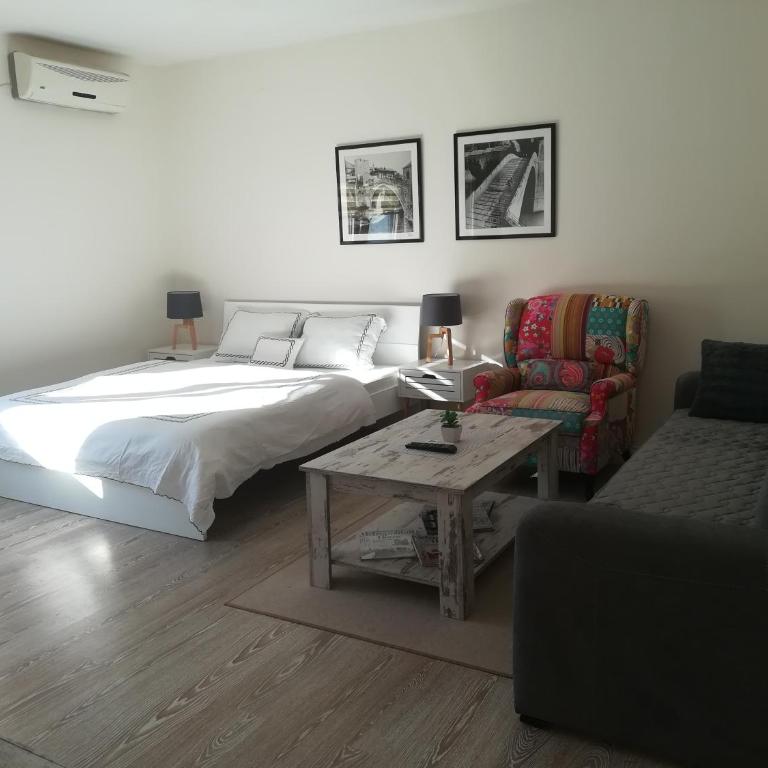 SkyLine apartments - Apartment with Pool View - 6