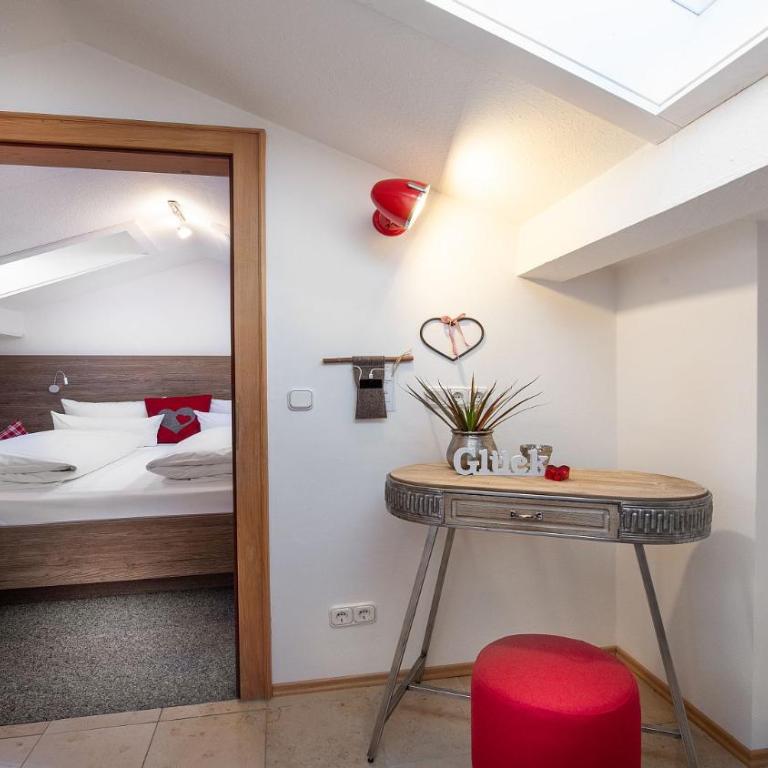 Bayern Resort Hotel - Adults only - mit Zugspitzblick - Eibsee-Nähe - Wellnessbereich - Naturpool im Sommer - Standard Doppelzimmer - 2