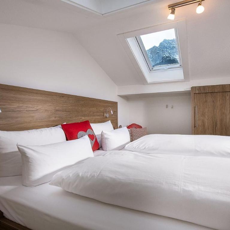 Bayern Resort Hotel - Adults only - mit Zugspitzblick - Eibsee-Nähe - Wellnessbereich - Naturpool im Sommer - Standard Doppelzimmer - 5