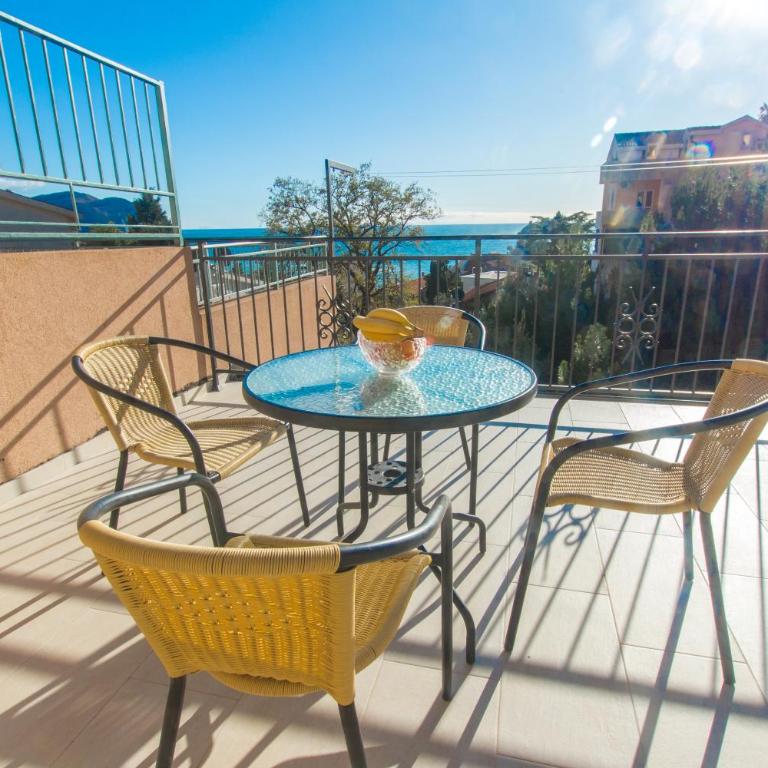 Apartments Petković - Triple Room with Balcony and Sea View - 5