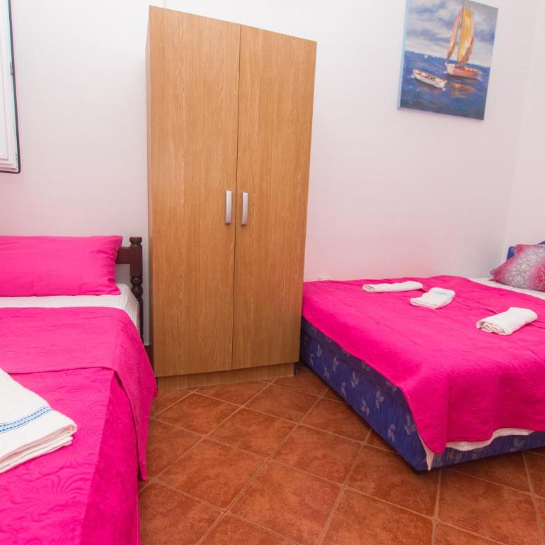 Apartments Petković - Triple Room with Private External Bathroom - 10