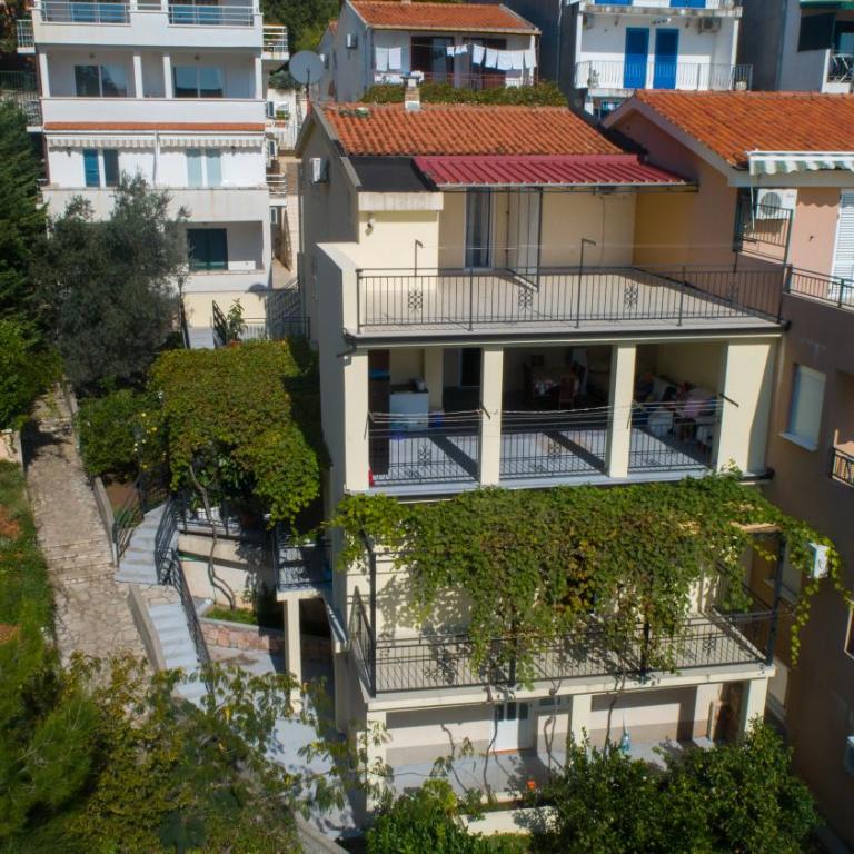 Apartments Petković - Trokrevetna Soba sa Sopstvenim Kupatilom izvan Sobe - 1