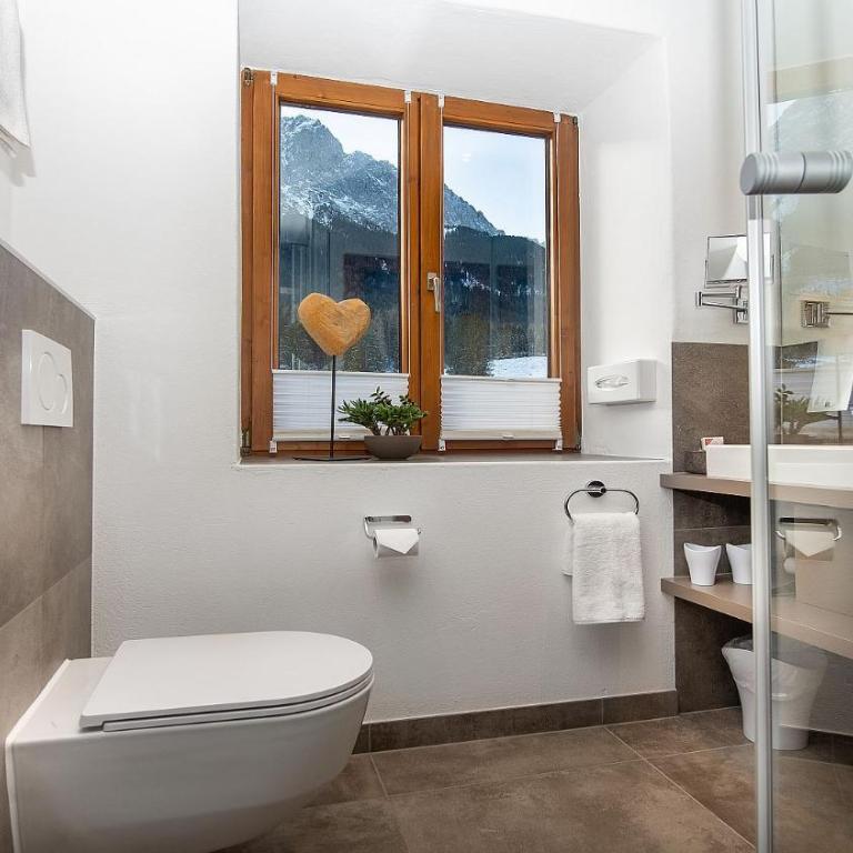 Bayern Resort Hotel - Adults only - mit Zugspitzblick - Eibsee-Nähe - Wellnessbereich - Naturpool im Sommer - Superior Doppelzimmer mit Bergblick - 8