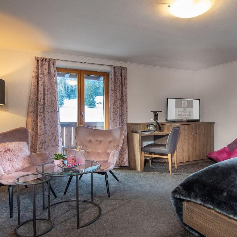 Bayern Resort Hotel - Adults only - mit Zugspitzblick - Eibsee-Nähe - Wellnessbereich - Naturpool im Sommer - Superior Doppelzimmer mit Bergblick - 6