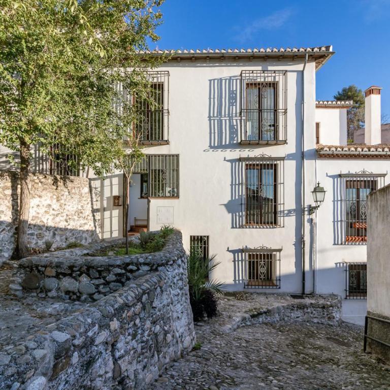 Beautiful Duplex-City Center. Parking by the house - Three-Bedroom House - 2