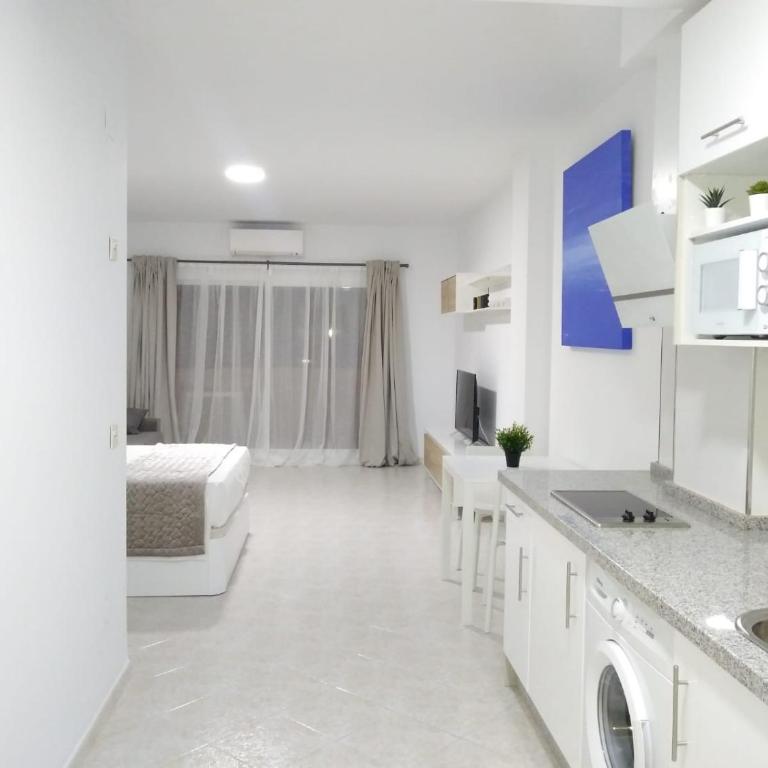 BenalSuite estudio, piscina y playa en BenalBeach, Benalmadena - Deluxe Studio - 8