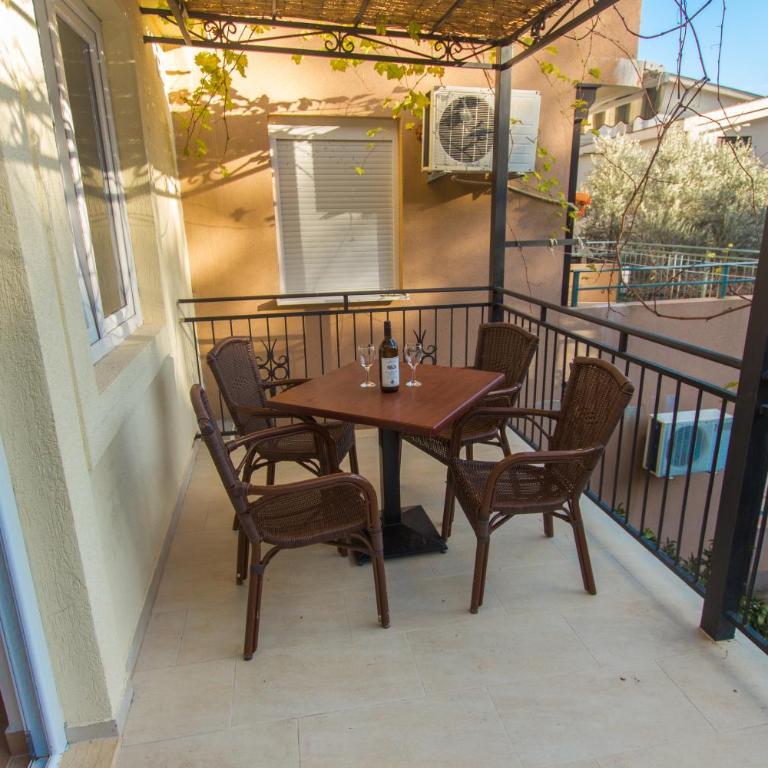 Apartments Petković - One-Bedroom Apartment with Balcony and Sea View - 4