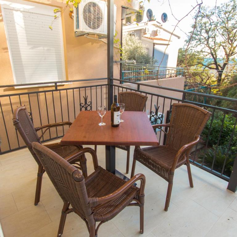 Apartments Petković - One-Bedroom Apartment with Balcony and Sea View - 2