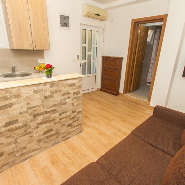 Apartments Petković - One-Bedroom Apartment with Balcony and Sea View - 1