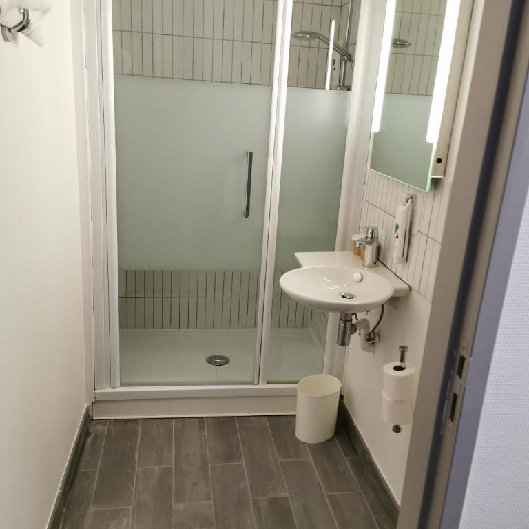 Ibis Styles Chambery Centre Gare - Standard Double Room with Train Station view - 3