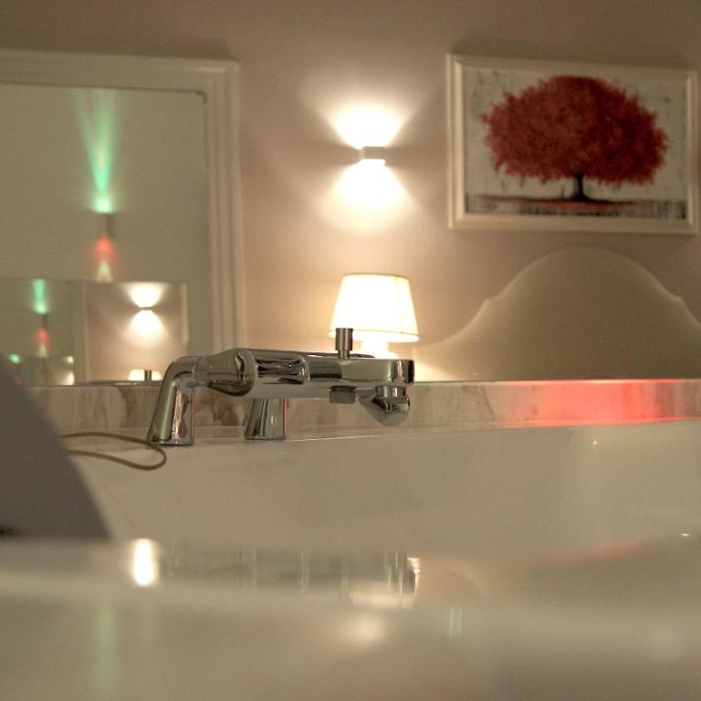 La Maison - King Room with Spa Bath - 2