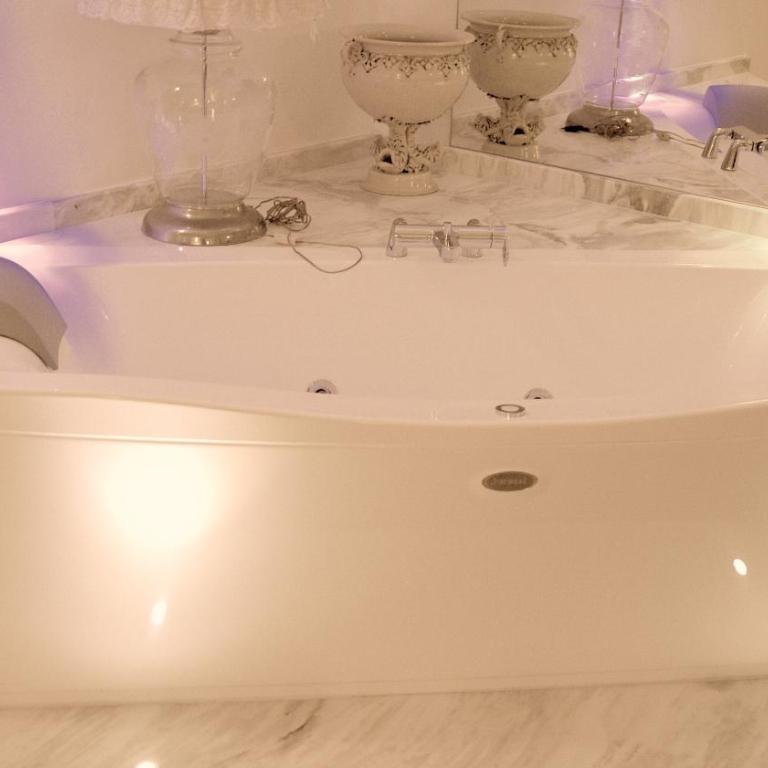 La Maison - King Room with Spa Bath - 7