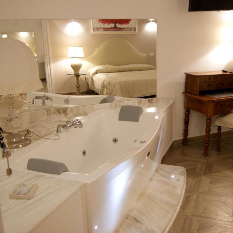 La Maison - King Room with Spa Bath - 10