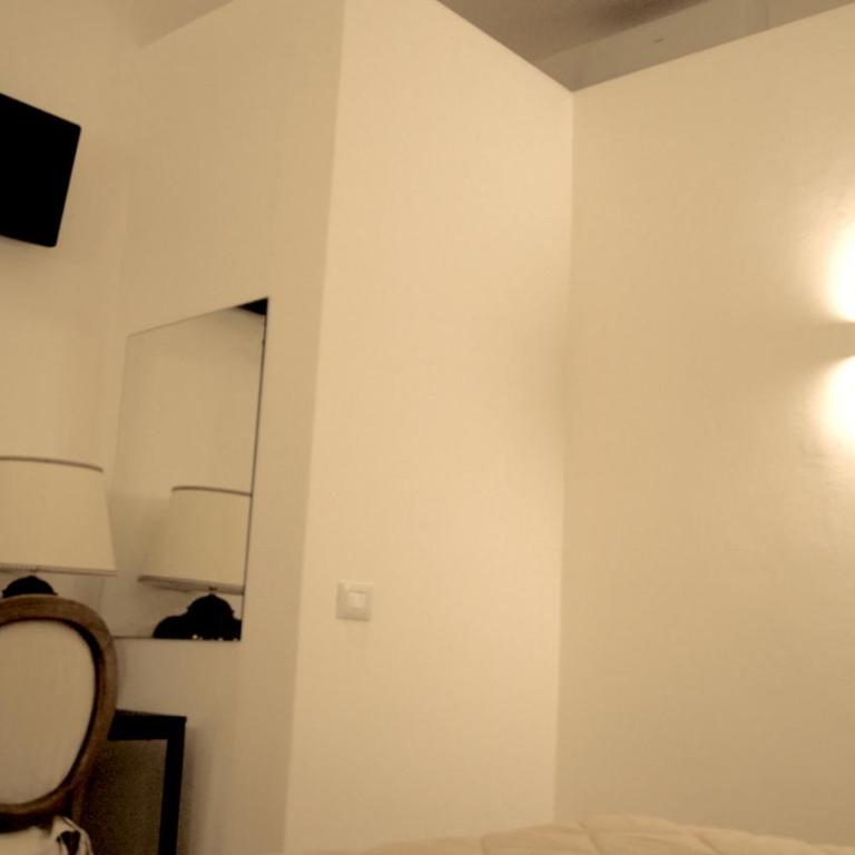 La Maison - Double Room with Private Bathroom - No Window - 12