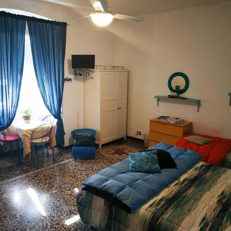 Delfino Blue - Camera Familiare con Bagno in Comune - 2