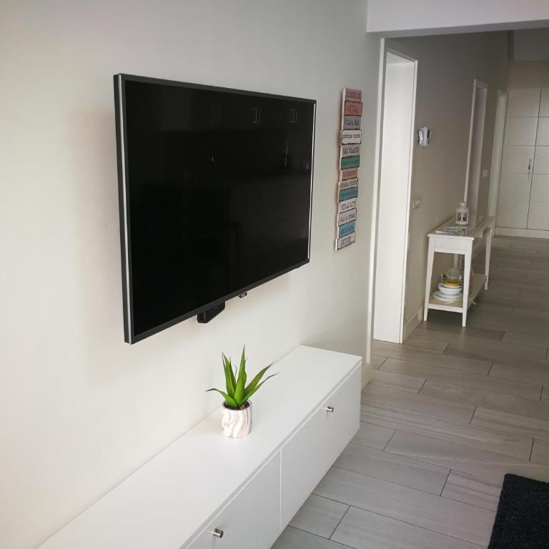 Cozy Luxury - Three-Bedroom House - 22