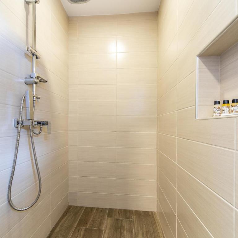 Garni Hotel President de Luxe - Standard Double or Twin Room with Balcony - 9