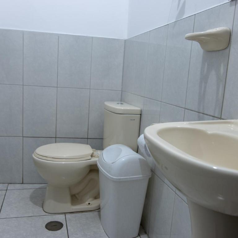 Hostal Roma - Habitación Individual con baño privado - 2