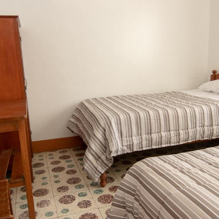 Hostal Roma - Habitación Estándar con baño compartido - 2 camas - 2