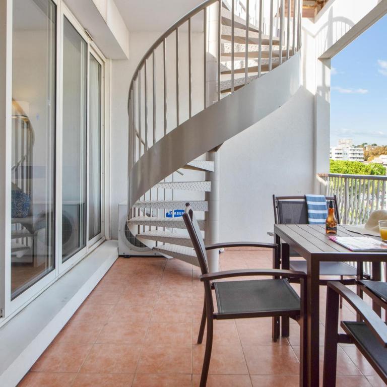 Résidence Pierre & Vacances Premium Port Prestige - Appartement 1 Chambre avec Baignoire Spa, Climatisation et Terrasse (6 Personnes) - Vue sur Port - 3