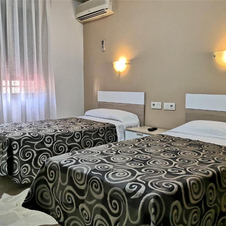 Hostal Madrid I - Twin Room - Interior - 3