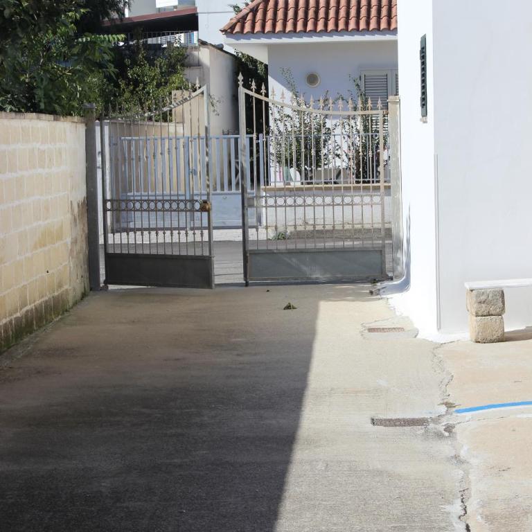"SUPER" a Torre Lapillo al primo piano a 50 dal centro a 150 mt dalla spiaggia , disponibile NAVETTA per l'aereoporto GRATUITA - Appartamento - Piano Terra - 22