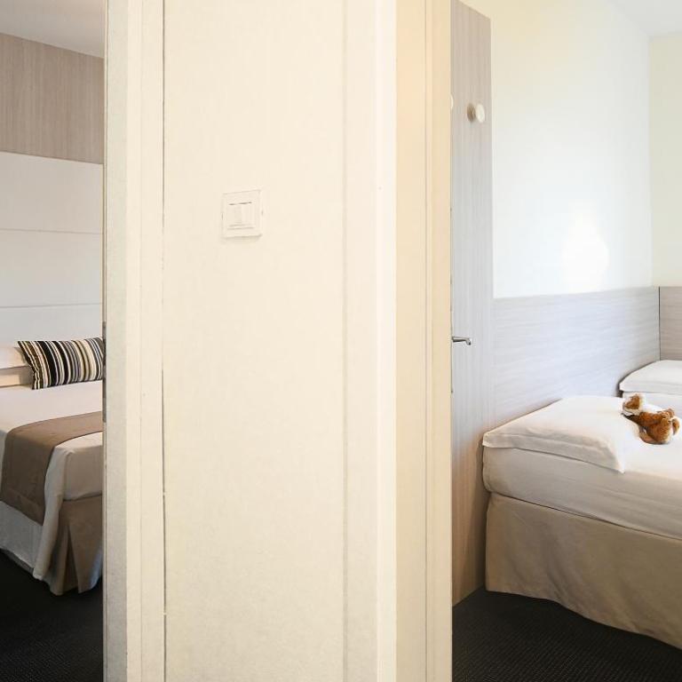 Hotel Atlantico - Due Camere Comunicanti con Vista Mare Parziale (2 Adulti + 2 Bambini) - 1