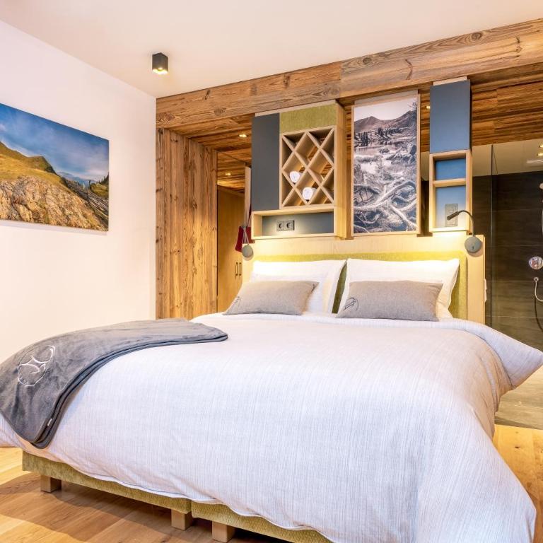 ALMGUT - Mountain Wellness Hotel - Zimmer mit Queensize-Bett und Balkon - 1
