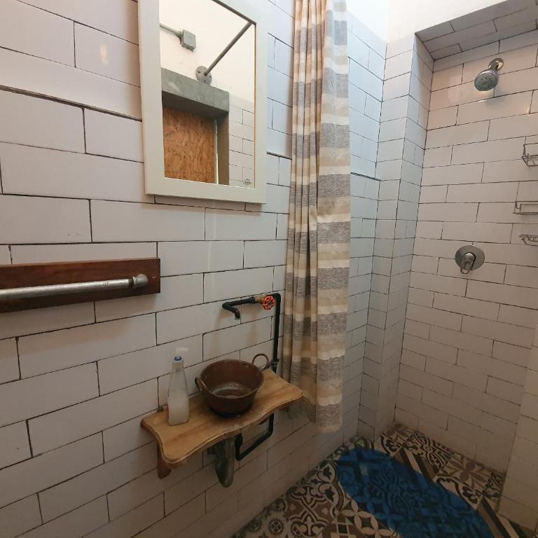 Hostalgia Casa Zul - Cama en dormitorio masculino compartido - 5