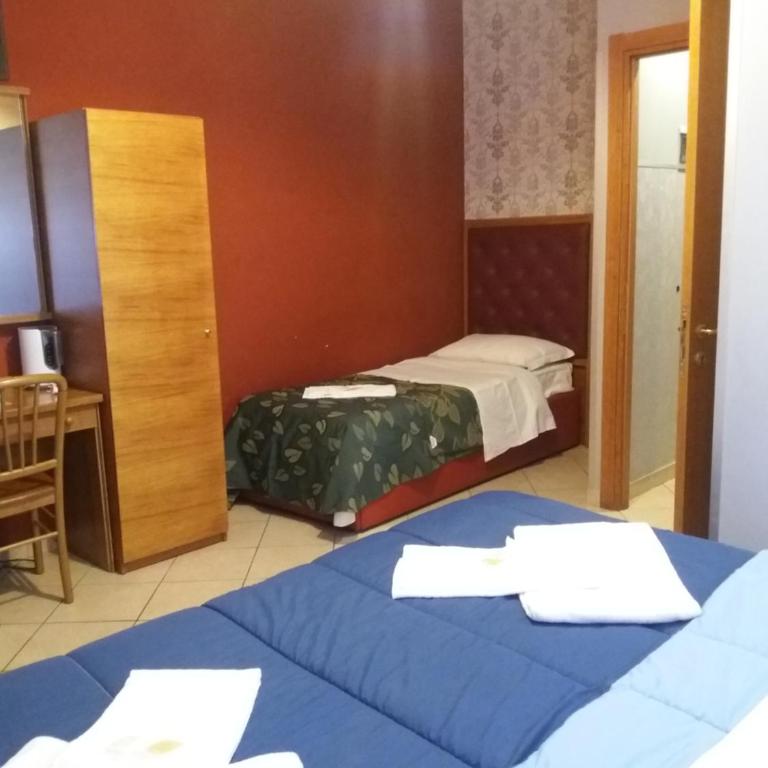 A&C Much More II - Triple Room with Bathroom - 21