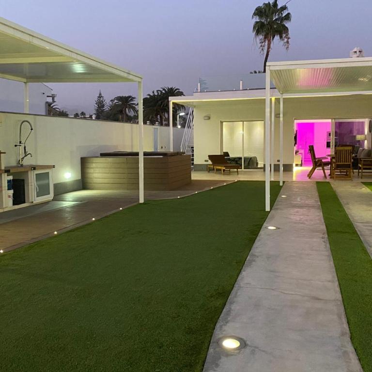 Cozy Luxury - Three-Bedroom House - 1