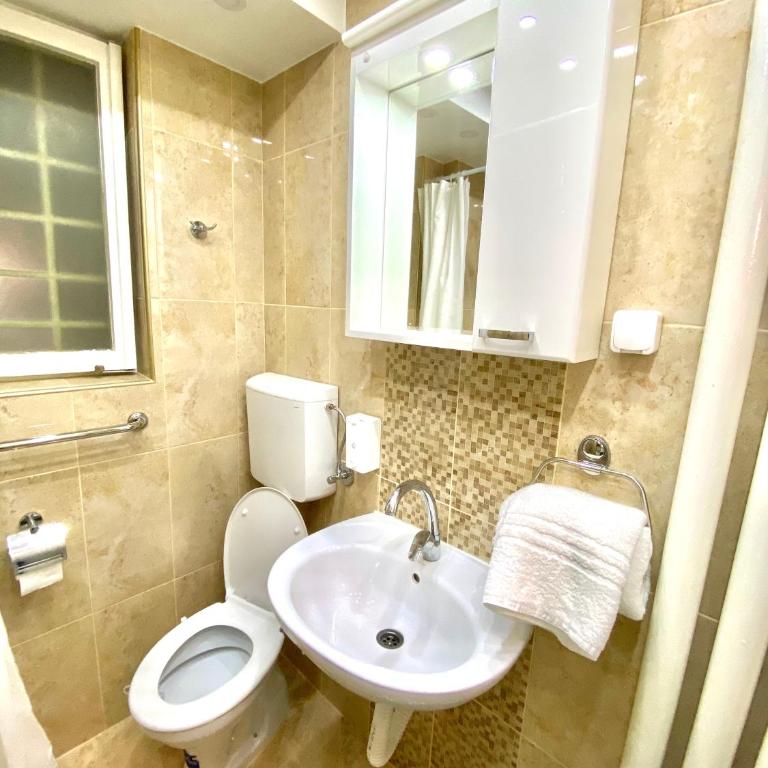 Glorious Rooms - Trokrevetna Soba sa Zajedničkim Kupatilom - 9