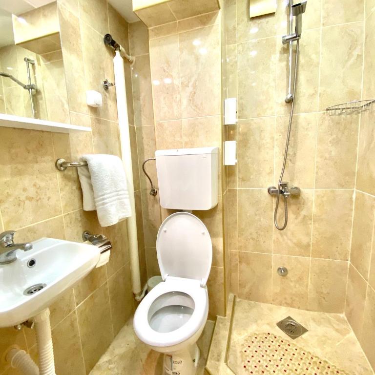 Glorious Rooms - Trokrevetna Soba sa Zajedničkim Kupatilom - 2