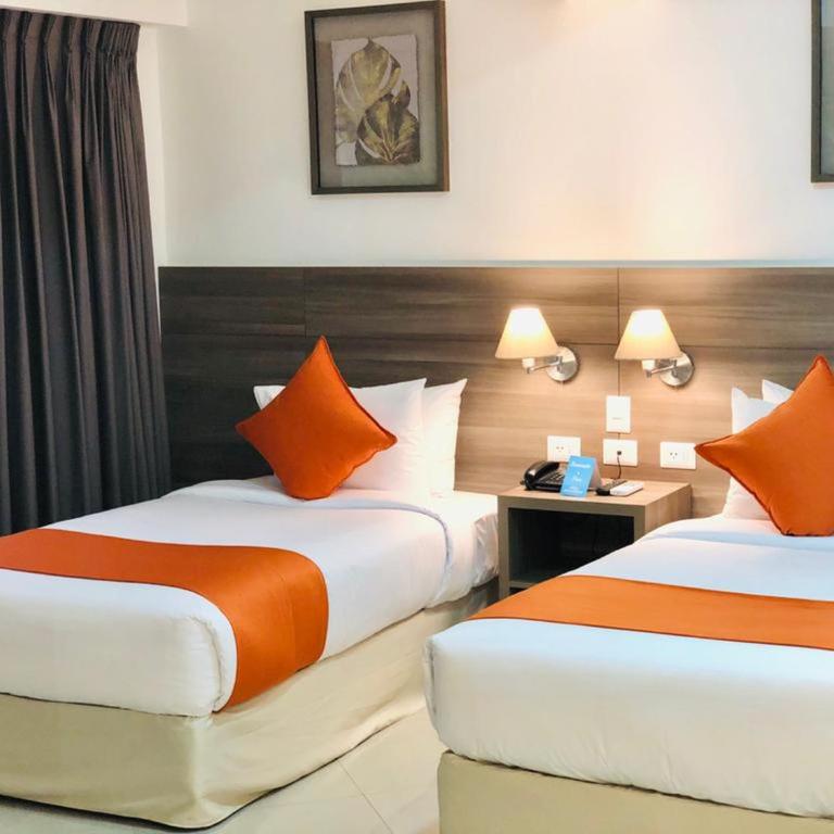 Howard Johnson by Wyndham Lima Miraflores Art House - Twin Room with Two Single Beds, Mobility Accessible Room and Roll-In Shower, Non-Smoking - 1